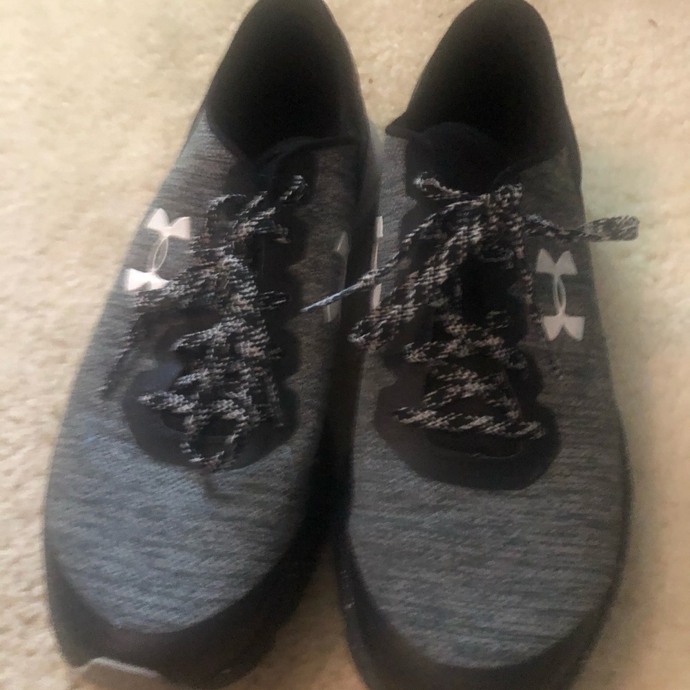 UNDER ARMOUR  TENNIS SHOES SIZE 8